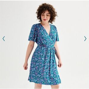 Draper James Ditzy floral v-neck M ruffle wrap dress